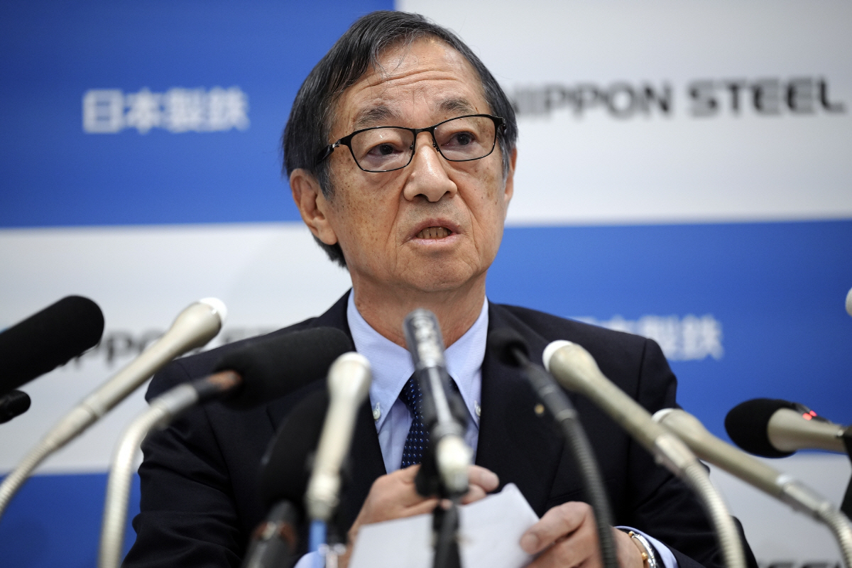 ▲하시모토 에이지 일본제철 회장이 7일 도쿄 본사에서 기자회견을 하고 있다. 도쿄/AP연합뉴스