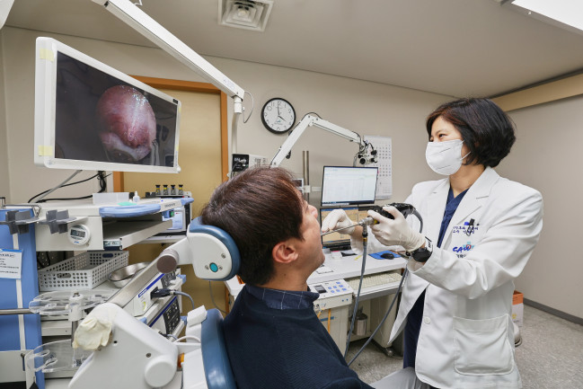 ▲민현진 .중앙대병원 이비인후과 교수가 진료를 보고 있다. (사진제공=중앙대병원)