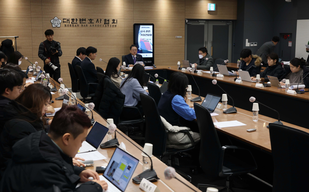 ▲김영훈 대한변호사협회 회장이 7일 서울 서초구 대한변협회관에서 시국 관련 기자간담회를 갖고 있다. 신태현 기자 holjjak@