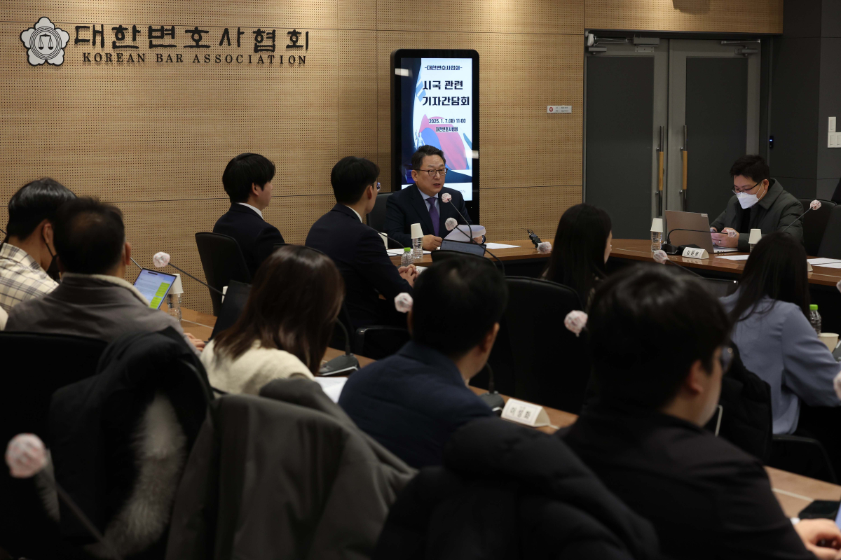 ▲김영훈 대한변호사협회 회장이 7일 서울 서초구 대한변협회관에서 시국 관련 기자간담회를 갖고 있다. 신태현 기자 holjjak@