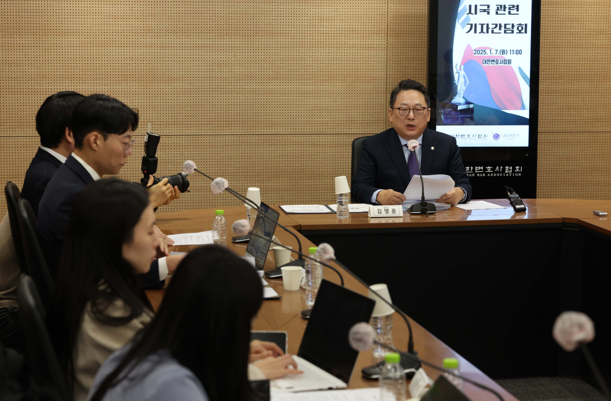 ▲김영훈 대한변호사협회 회장이 7일 서울 서초구 대한변협회관에서 시국 관련 기자간담회를 갖고 있다. 신태현 기자 holjjak@