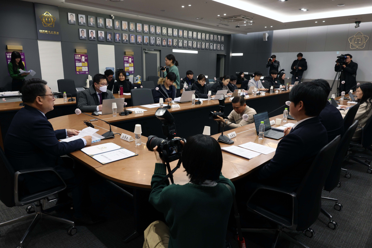 ▲김영훈 대한변호사협회 회장이 7일 서울 서초구 대한변협회관에서 시국 관련 기자간담회를 갖고 있다. 신태현 기자 holjjak@