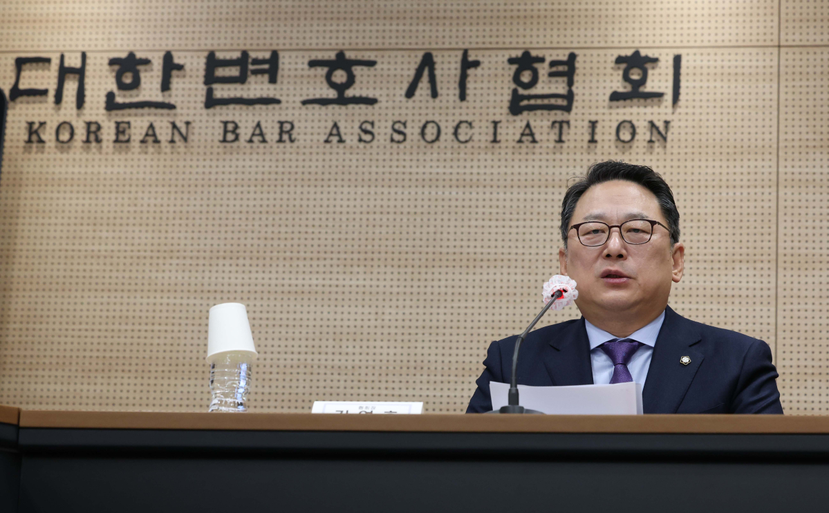 ▲김영훈 대한변호사협회 회장이 7일 서울 서초구 대한변협회관에서 시국 관련 기자간담회를 갖고 있다. 신태현 기자 holjjak@