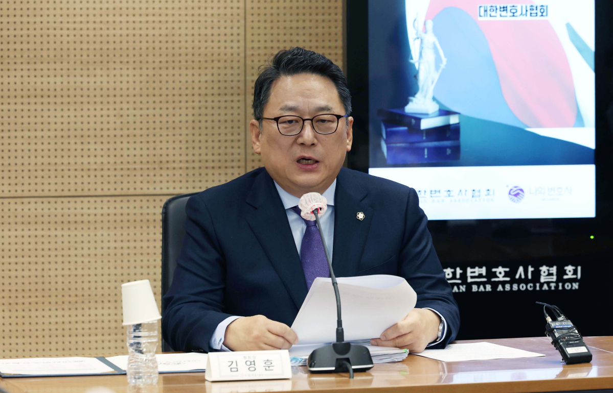 ▲김영훈 대한변호사협회 회장이 7일 서울 서초구 대한변협회관에서 시국 관련 기자간담회를 갖고 있다. 신태현 기자 holjjak@