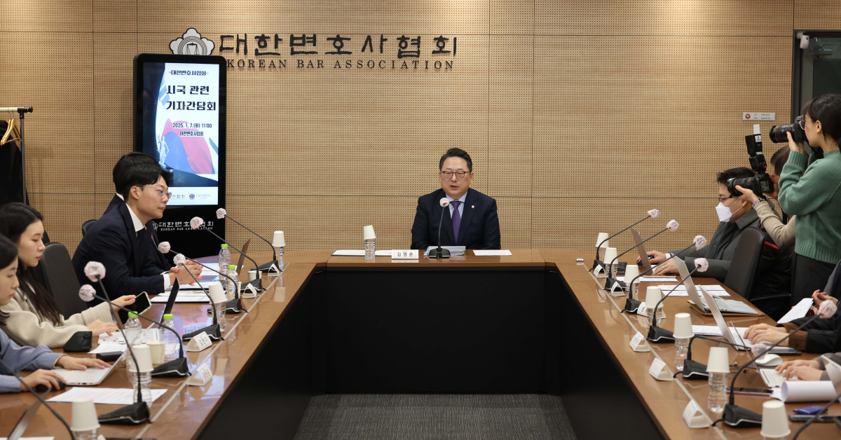 ▲김영훈 대한변호사협회 회장이 7일 서울 서초구 대한변협회관에서 시국 관련 기자간담회를 갖고 있다. 신태현 기자 holjjak@