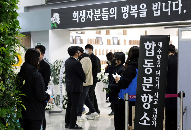 ▲1일 오전 전남 무안국제공항에 마련된 제주항공 참사 분향소에서 시민들이 조문하고 있다. (연합뉴스)