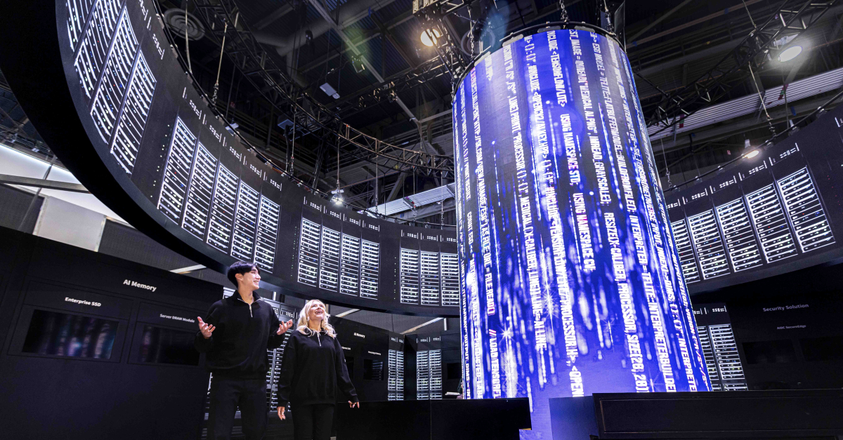 ▲SK전시관 내 데이터 흐름을 시각화한 인공지능(AI) 데이터센터(DC) 구현 부스의 모습 (사진제공-SK그룹)