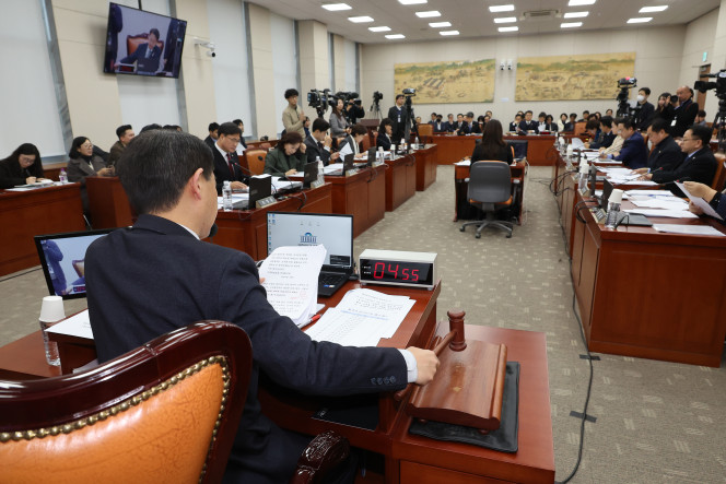 ▲지난달 18일 오후 서울 여의도 국회에서 열린 교육위원회 전체회의에서 더불어민주당 소속 김영호 위원장이 의사봉을 두드리고 있다. (연합뉴스)