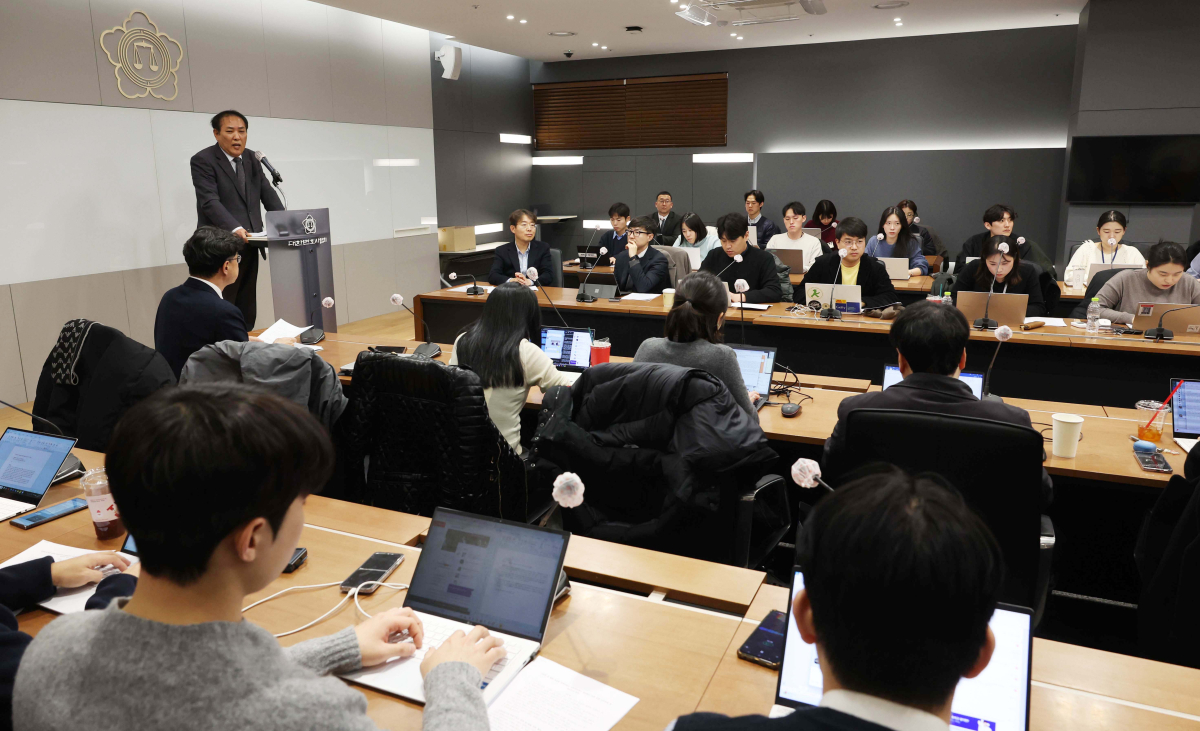 ▲7일 서울 서초구 대한변호사협회회관에서 열린 ‘윤석열 대통령 탄핵심판 국회 소추위원 대리인단’ 기자 간담회에서 국회 측 대리인단 장순욱 변호사가 발언하고 있다. 신태현 기자 holjjak@