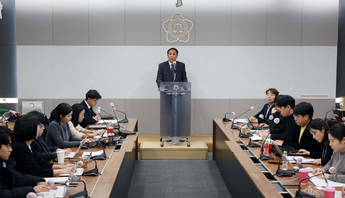 ▲7일 서울 서초구 대한변호사협회회관에서 열린 ‘윤석열 대통령 탄핵심판 국회 소추위원 대리인단’ 기자 간담회에서 국회 측 대리인단 장순욱 변호사가 발언하고 있다. 신태현 기자 holjjak@