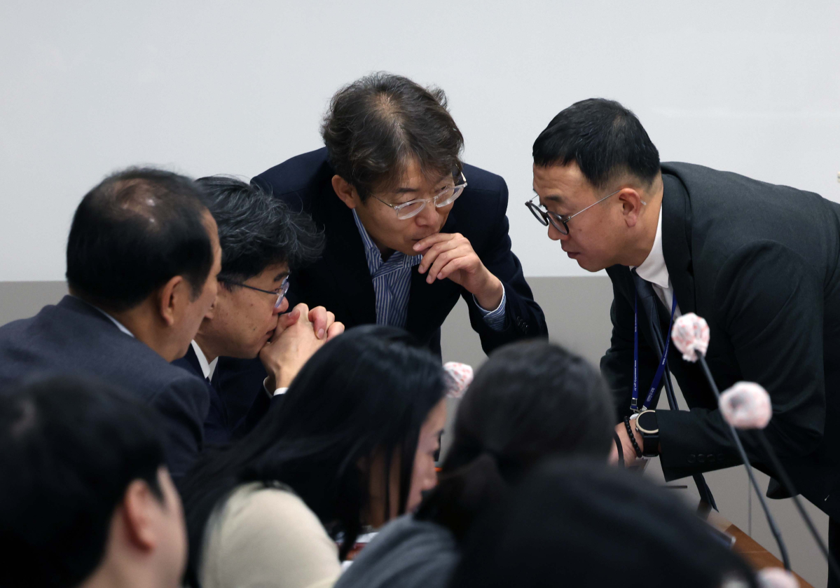 ▲7일 서울 서초구 대한변호사협회회관에서 열린 ‘윤석열 대통령 탄핵심판 국회 소추위원 대리인단’ 기자 간담회에서 국회 측 대리인단 관계자들이 대화하고 있다. 신태현 기자 holjjak@