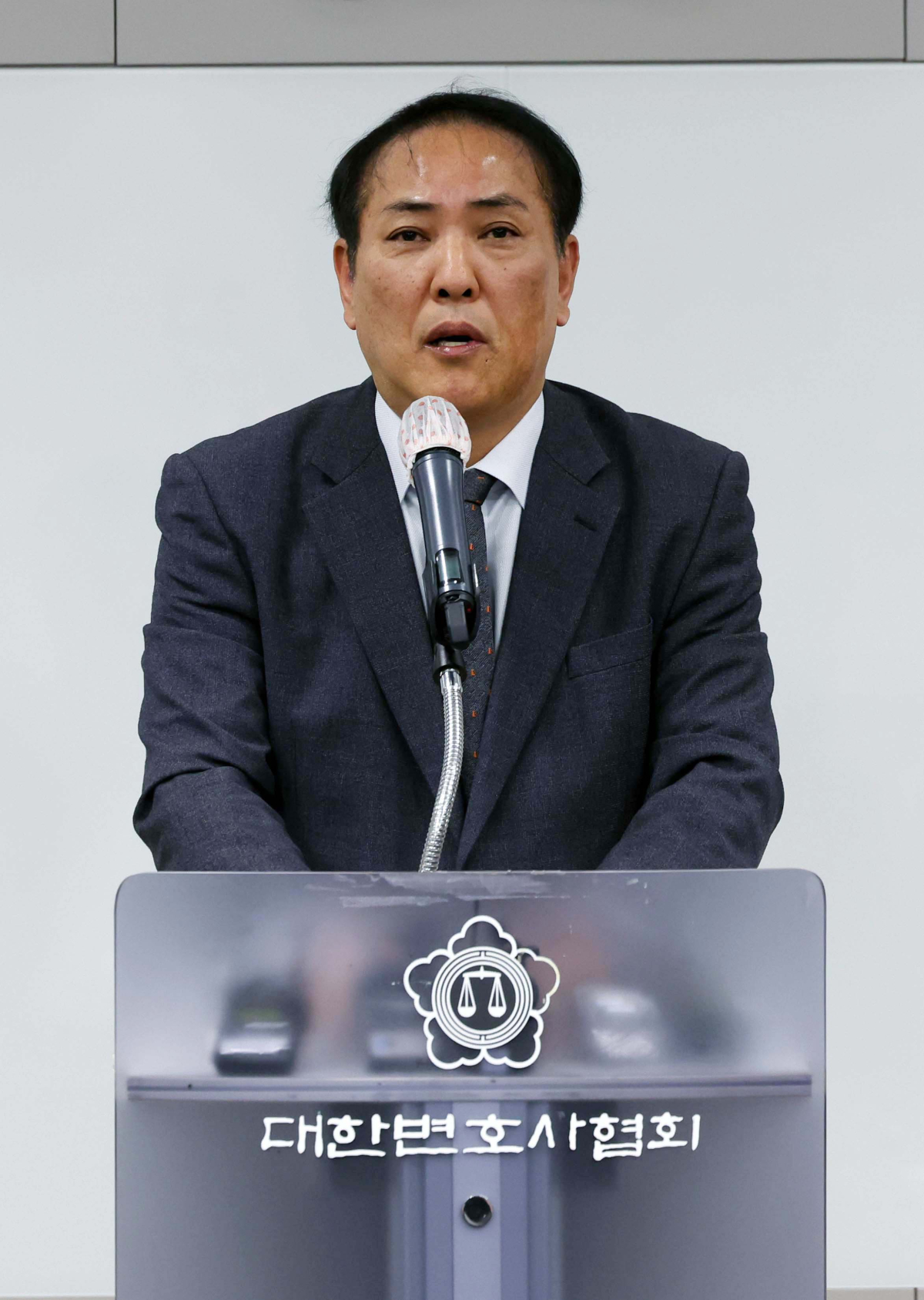 ▲7일 서울 서초구 대한변호사협회회관에서 열린 ‘윤석열 대통령 탄핵심판 국회 소추위원 대리인단’ 기자 간담회에서 국회 측 대리인단 장순욱 변호사가 발언하고 있다. 신태현 기자 holjjak@