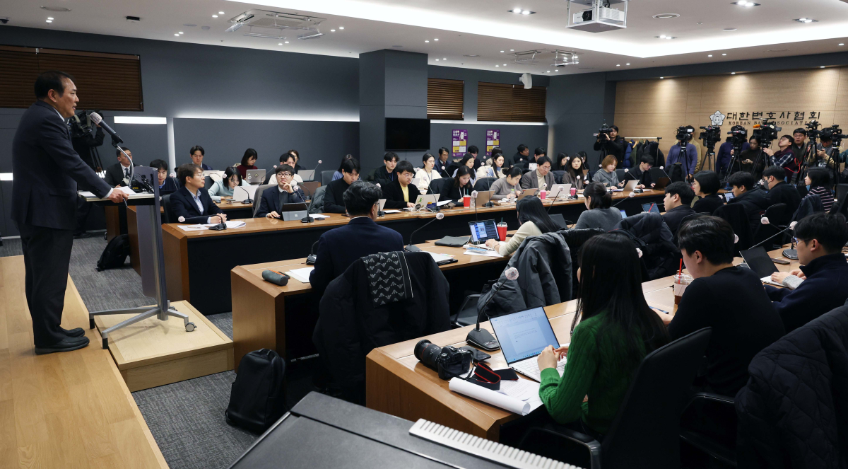 ▲7일 서울 서초구 대한변호사협회회관에서 열린 ‘윤석열 대통령 탄핵심판 국회 소추위원 대리인단’ 기자 간담회에서 국회 측 대리인단 장순욱 변호사가 발언하고 있다. 신태현 기자 holjjak@