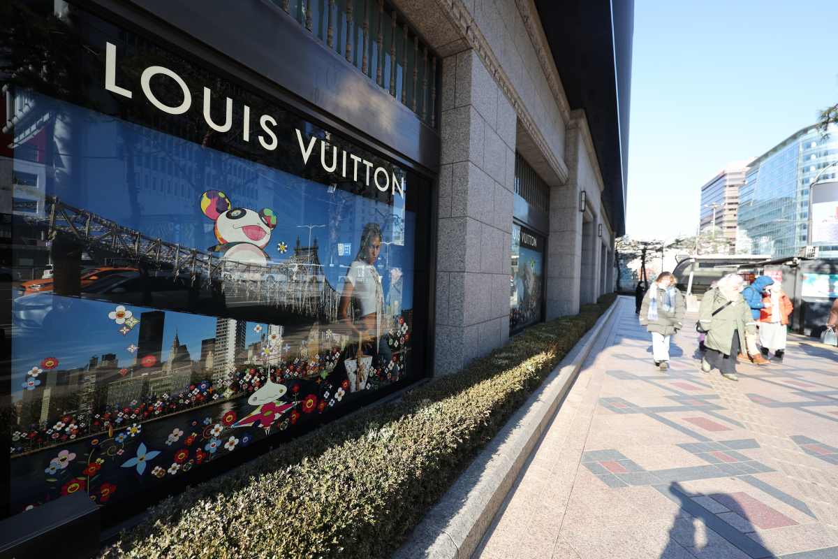 ▲서울의 한 백화점 앞을 지나가는 시민들.  (사진제공=연합뉴스)