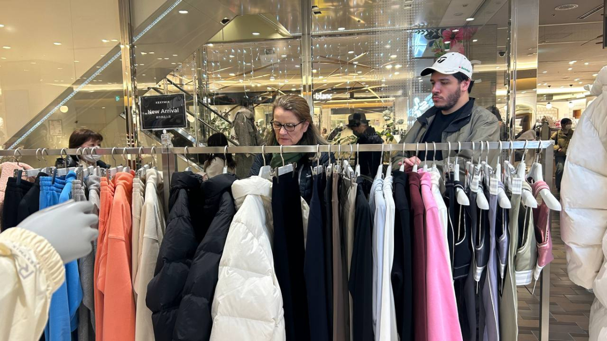 ▲일본 도쿄 긴자에 있는 젝시믹스 유라쿠초점에서 외국인 고객이 쇼핑을 하고 (사진=연희진 기자)