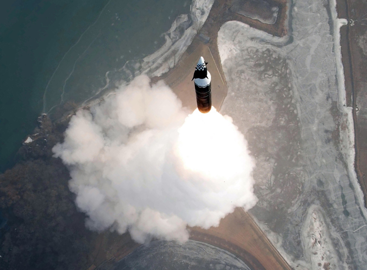 ▲7일 북한 조선중앙통신은 "미사일총국이 전날 '신형 극초음속 중장거리 탄도미사일 시험발사'를 진행했다"고 보도했다. 조선중앙통신/연합뉴스