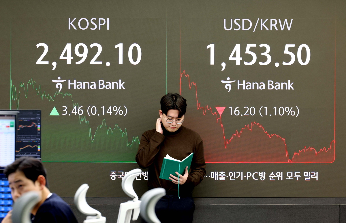 ▲코스피가 사흘째 올라 2490선에서 마감했다. 7일 서울 중구 하나은행 딜링룸에서 관계자들이 업무를 보고 있다. 이날 코스피 지수는 전거래일 대비 3.46포인트(0.14%) 오른 2492.10에 코스닥은 0.33포인트(0.05%) 오른 718.29에 장을 마쳤다. 서울 외환시장에서 원·달러 환율은 오후 3시30분 기준 전거래일 대비 16.2원 내린 1453.5원에 마감했다. 신태현 기자 holjjak@