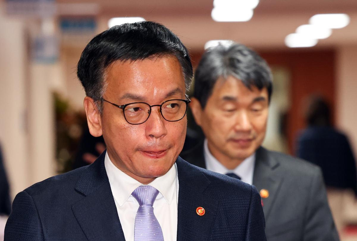 ▲최상목 대통령 권한대행 부총리 겸 기획재정부 장관과 이주호 부총리 겸 교육부 장관이 7일 정부서울청사에서 열린 국무회의에 참석하고 있다. [대통령실통신사진기자단] (사진=연합뉴스)