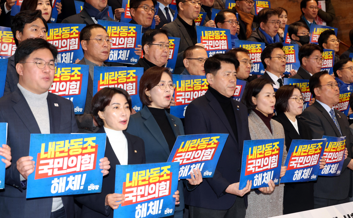 ▲더불어민주당 등 야당 초선 의원들이 7일 서울 여의도 국회 로텐더홀 계단에서 열린 '국민의힘 내란 비호 44인 규탄 더불어민주당, 조국혁신당, 진보당, 사회민주당 공동 기자회견'에서 구호를 외치고 있다.  (뉴시스)