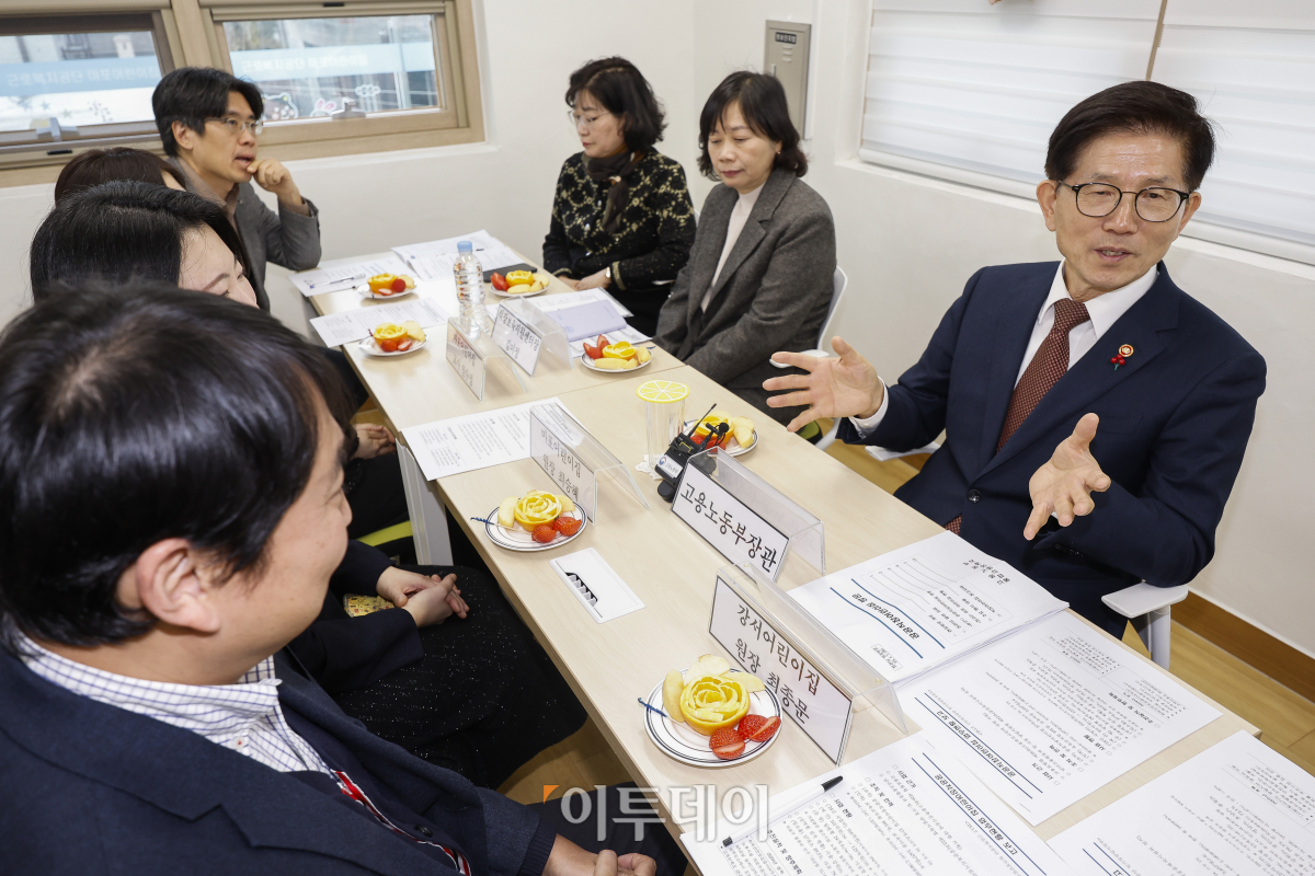 ▲김문수 고용노동부 장관이 7일 공공어린이집 현장 방문을 위해 서울 마포구 근로복지공단 마포 어린이집을 방문해 공공직장 어린이집 원장 등 교사들과 차담회를 하고 있다. 조현호 기자 hyunho@