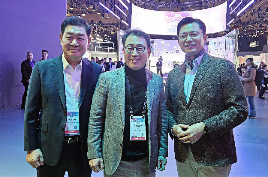 ▲유영상 SKT 대표(가운데)와 한종희 삼성전자 부회장(오른쪽)이 7일(현지시간) 미국 라스베이거스 컨벤션센터에서 개막한 CES 2025의 삼성전자 전시관에서 만나 기념촬영을 하고 있다.  (연합뉴스)