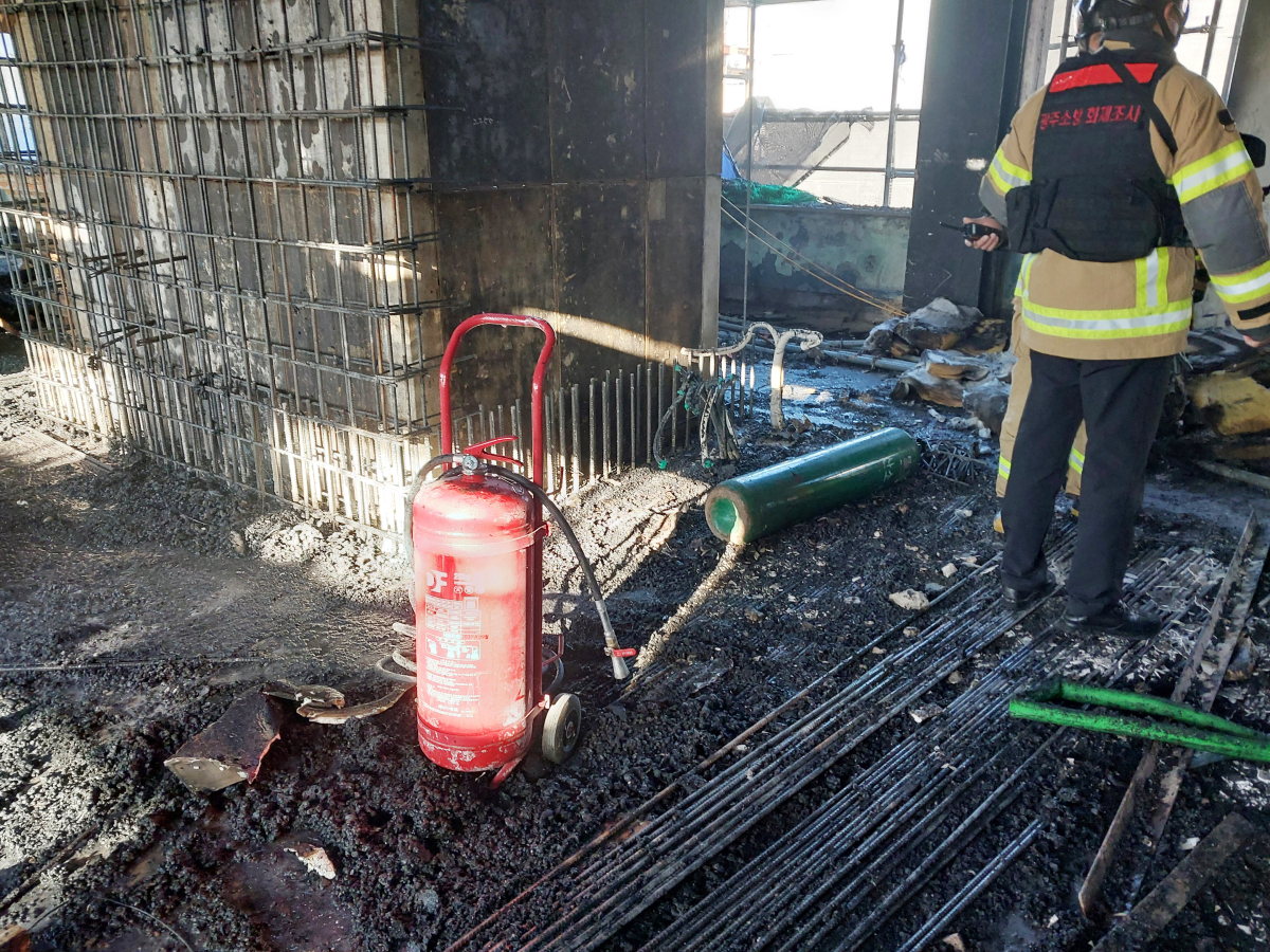 ▲4일 오전 광주 동구 광산동 옛전남도청 경찰국 본관 복원공사 현장에서 불이 나 소방 당국이 현장을 살펴보고 있다. (연합뉴스)