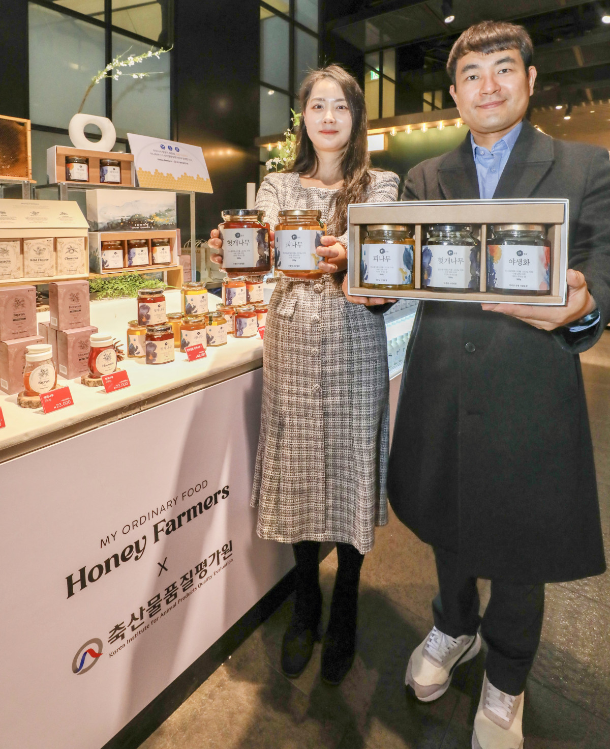 ▲9일까지 진행되는 현대백화점 판교점 '허니파머스' 팝업스토어에서 농림축산식품부 관계자들이 1+등급 꿀 상품을 소개하고 있다. (사진제공=현대백화점그룹)