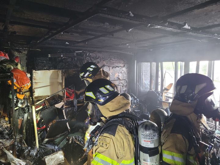 ▲지난해 9월 수원시 권선구 탑동의 한 건물 3층에서 불이 났다. 사진은 화재 현장 모습.  (경기도소방재난본부)