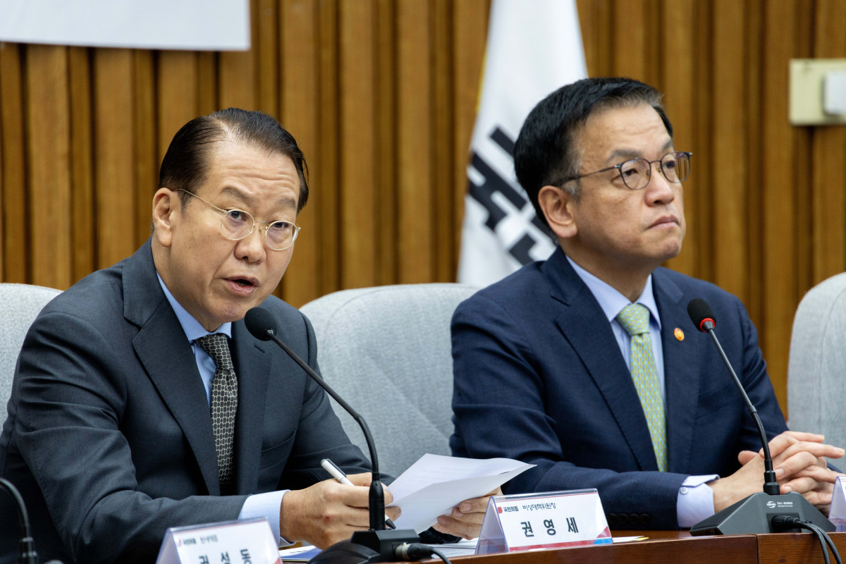 ▲권영세 국민의힘 비상대책위원장이 8일 국회에서 열린 비상 경제 안정을 위한 고위 당정협의회에서 발언하고있다. 이날 당에서는 권영세 비상대책위원장과 권성동 원내대표, 김상훈 정책위의장, 윤한홍 국회 정무위원장, 이철규 국회 산업통상자원중소벤처기업위원장, 박형수 원내수석부대표 등이 참석했다. 정부에서는 최상목 대통령 권한대행 경제부총리 겸 기획재정부 장관, 이주호 사회부총리 겸 교육부 장관, 김병환 금융위원장, 방기선 국무조정실장, 김범석 기획재정부 1차관, 정인교 산업통상자원부 통상교섭본부장 등이 자리했다. 국회사진취재단