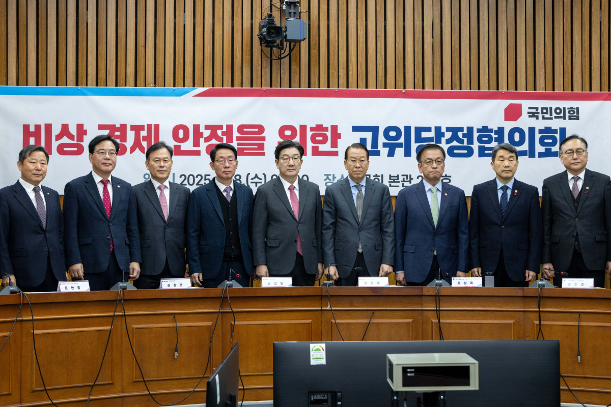 ▲최상목 대통령 권한대행 경제부총리 겸 기획재정부 장관과 권영세 국민의힘 비상대책위원장과 권성동 원내대표가 8일 국회에서 열린 비상 경제 안정을 위한 고위 당정협의회에 참석해 시작에 앞서 기념촬영을 하고있다. 이날 당에서는 권영세 비상대책위원장과 권성동 원내대표, 김상훈 정책위의장, 윤한홍 국회 정무위원장, 이철규 국회 산업통상자원중소벤처기업위원장, 박형수 원내수석부대표 등이 참석했다. 정부에서는 최상목 대통령 권한대행 경제부총리 겸 기획재정부 장관, 이주호 사회부총리 겸 교육부 장관, 김병환 금융위원장, 방기선 국무조정실장, 김범석 기획재정부 1차관, 정인교 산업통상자원부 통상교섭본부장 등이 자리했다. 국회사진취재단