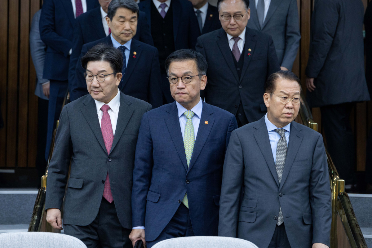▲국민의힘 권성동 원내대표(왼쪽부터), 최상목 대통령 권한대행 경제부총리 겸 기획재정부 장관, 권영세 비상대책위원장이 8일 오전 서울 여의도 국회에서 열린 비상 경제 안정을 위한 고위당·정협의회에 참석하고 있다. 이날 당에서는 권영세 비상대책위원장과 권성동 원내대표, 김상훈 정책위의장, 윤한홍 국회 정무위원장, 이철규 국회 산업통상자원중소벤처기업위원장, 박형수 원내수석부대표 등이 참석했다. 정부에서는 최상목 대통령 권한대행 경제부총리 겸 기획재정부 장관, 이주호 사회부총리 겸 교육부 장관, 김병환 금융위원장, 방기선 국무조정실장, 김범석 기획재정부 1차관, 정인교 산업통상자원부 통상교섭본부장 등이 자리했다. 국회사진취재단