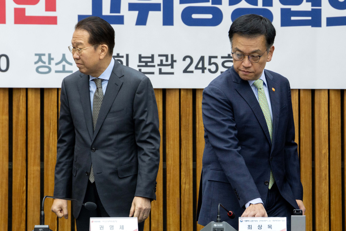 ▲최상목 대통령 권한대행 경제부총리 겸 기획재정부 장관과 권영세 국민의힘 비상대책위원장이 8일 국회에서 열린 비상 경제 안정을 위한 고위 당정협의회에 참석해 기념촬영을 마친 뒤 자리로 향하고있다. 이날 당에서는 권영세 비상대책위원장과 권성동 원내대표, 김상훈 정책위의장, 윤한홍 국회 정무위원장, 이철규 국회 산업통상자원중소벤처기업위원장, 박형수 원내수석부대표 등이 참석했다. 정부에서는 최상목 대통령 권한대행 경제부총리 겸 기획재정부 장관, 이주호 사회부총리 겸 교육부 장관, 김병환 금융위원장, 방기선 국무조정실장, 김범석 기획재정부 1차관, 정인교 산업통상자원부 통상교섭본부장 등이 자리했다. 국회사진취재단