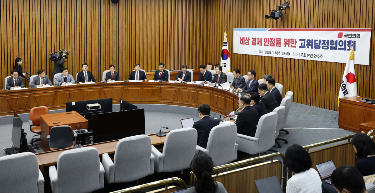 ▲권성동 국민의힘 원내대표가 8일 국회에서 열린 비상 경제 안정을 위한 고위 당정협의회에서 발언하고있다. 이날 당에서는 권영세 비상대책위원장과 권성동 원내대표, 김상훈 정책위의장, 윤한홍 국회 정무위원장, 이철규 국회 산업통상자원중소벤처기업위원장, 박형수 원내수석부대표 등이 참석했다. 정부에서는 최상목 대통령 권한대행 경제부총리 겸 기획재정부 장관, 이주호 사회부총리 겸 교육부 장관, 김병환 금융위원장, 방기선 국무조정실장, 김범석 기획재정부 1차관, 정인교 산업통상자원부 통상교섭본부장 등이 자리했다. 국회사진취재단