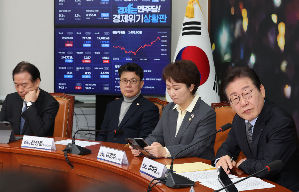 ▲더불어민주당 이재명 대표가 8일 오전 서울 여의도 국회에서 외환시장 점검 간담회를 열고 참석자들의 발언을 듣고 있다. (사진=연합뉴스)