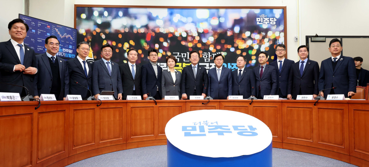 ▲이재명 더불어민주당 대표, 진성준 정책위의장, 최지영 기획재정부 국제경제관리관, 권민수 한국은행 부총재보 등이 8일 서울 여의도 국회에서 열린 외환시장 점검 간담회에 앞서 기념촬영을 하고 있다. 신태현 기자 holjjak@