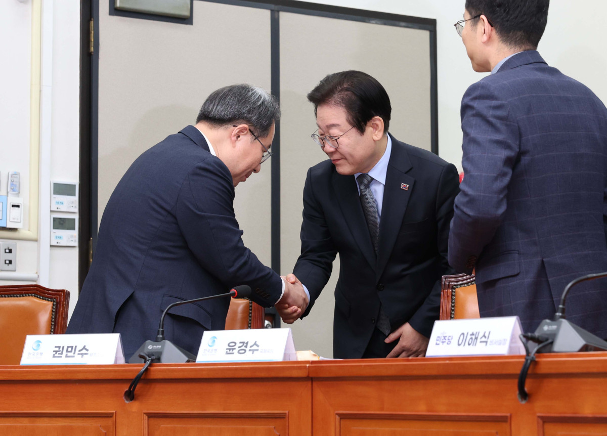 ▲이재명(오른쪽) 더불어민주당 대표가 8일 서울 여의도 국회에서 열린 외환시장 점검 간담회에 참석하며 권민수 한국은행 부총재보와 인사하고 있다. 신태현 기자 holjjak@