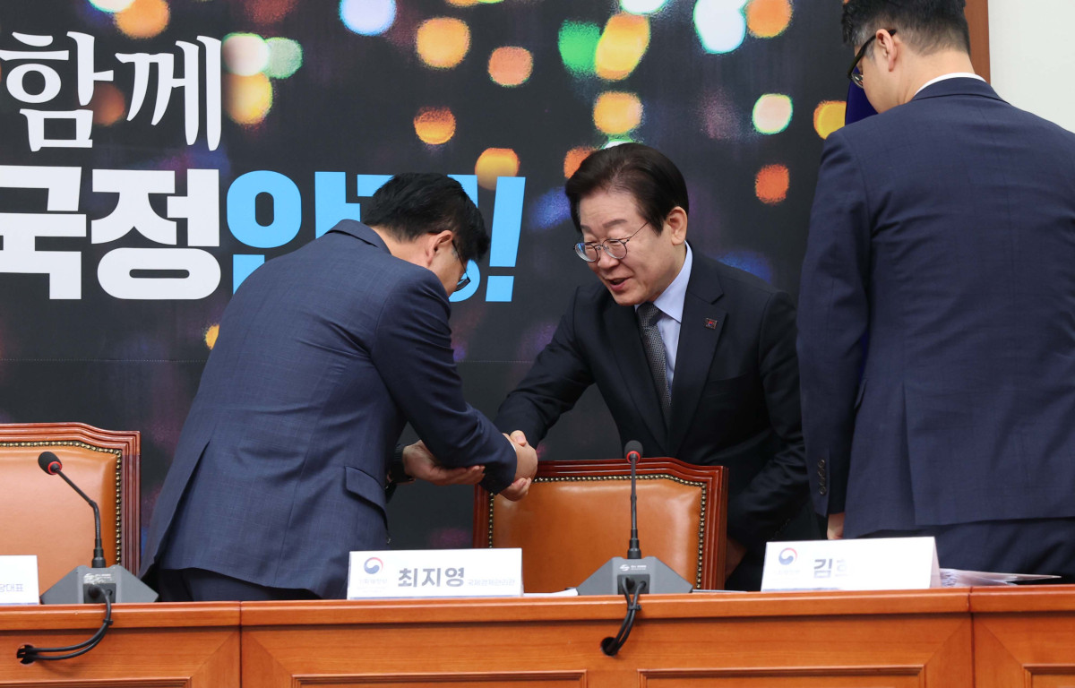 ▲이재명(오른쪽) 더불어민주당 대표가 8일 서울 여의도 국회에서 열린 외환시장 점검 간담회에 참석하며 최지영 기획재정부 국제경제관리관과 인사하고 있다. 신태현 기자 holjjak@