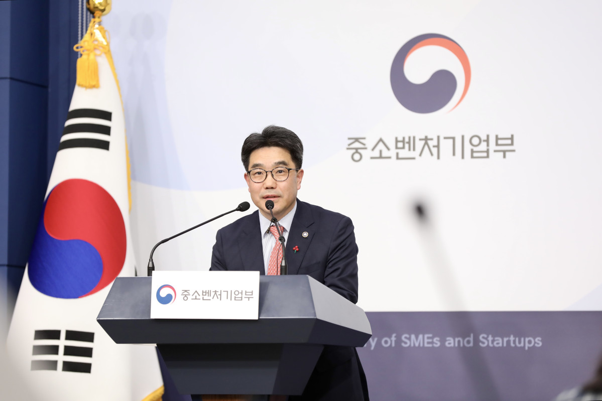 ▲김성섭 중소벤처기업부 차관이 6일 서울 종로구 정부서울청사 별관에서 '2025년 중소벤처기업부 업무보고' 사전 브리핑을 하고 있다. (사진제공=중소벤처기업부)