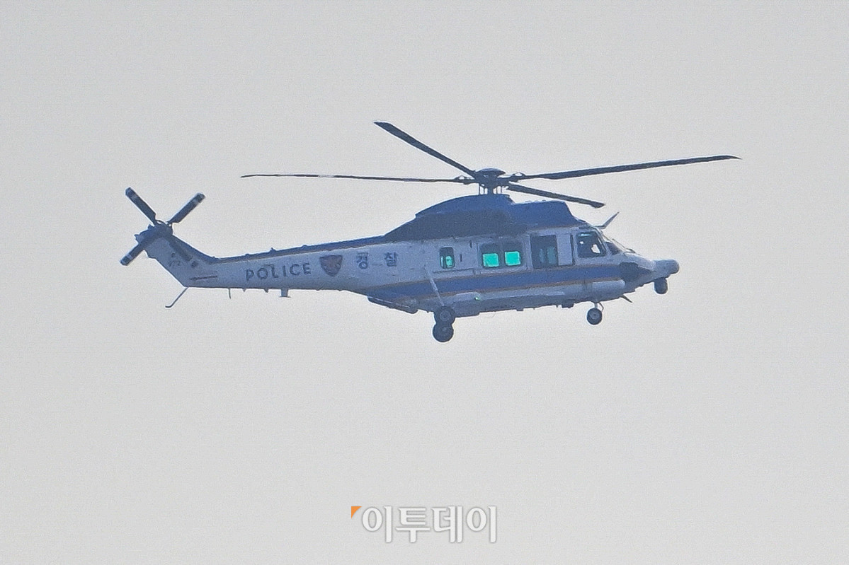 ▲법원이 12·3 비상계엄 선포 사태 관련 내란 우두머리(수괴) 혐의를 받는 윤석열 대통령에 대한 체포영장을 재발부한 가운데 8일 서울 용산구 한남동 대통령 관저 상공으로 경찰 헬기가 이동하고 있다. 조현호 기자 hyunho@