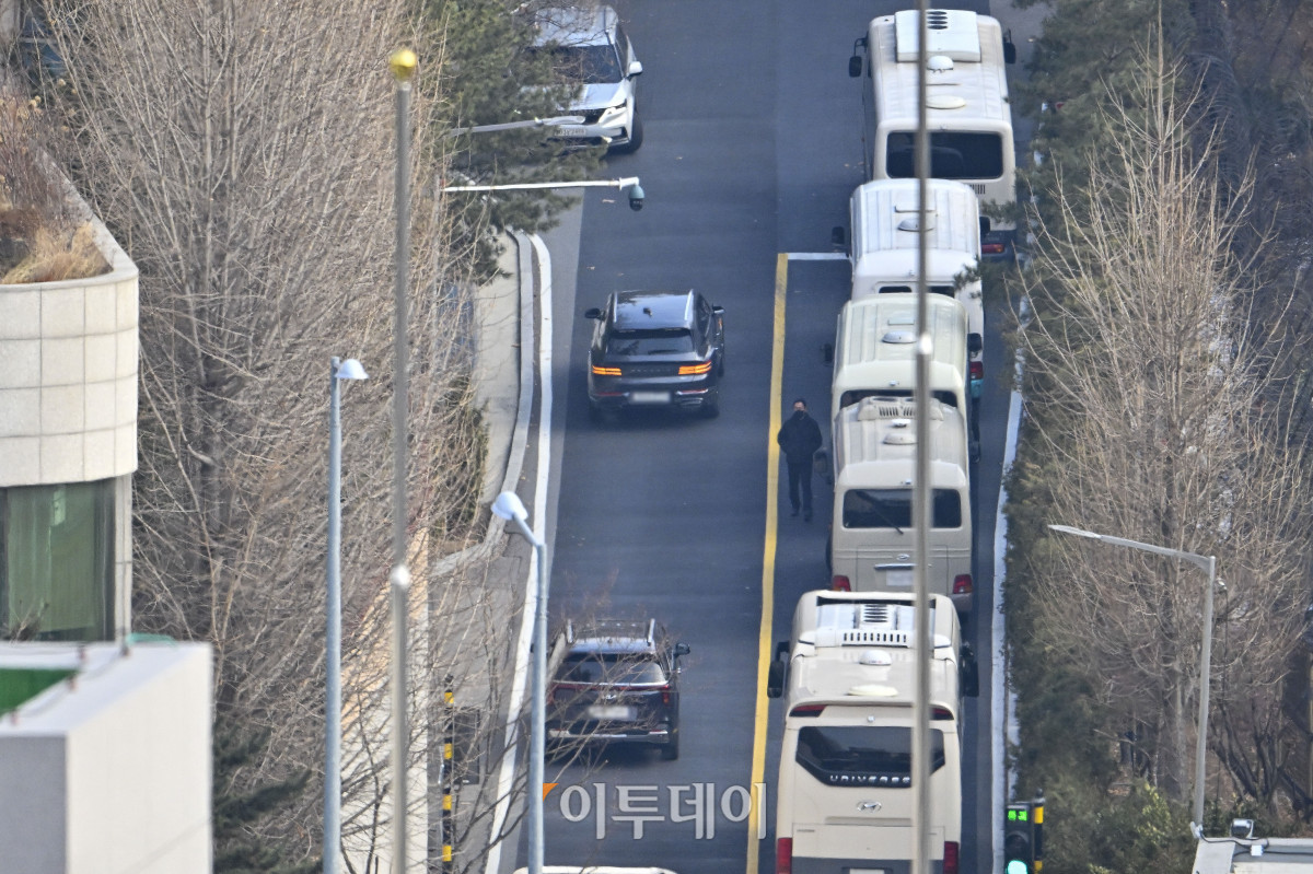 ▲법원이 12·3 비상계엄 선포 사태 관련 내란 우두머리(수괴) 혐의를 받는 윤석열 대통령에 대한 체포영장을 재발부한 가운데 8일 서울 용산구 한남동 대통령 관저 입구에 차벽이 설치돼 있다. 조현호 기자 hyunho@