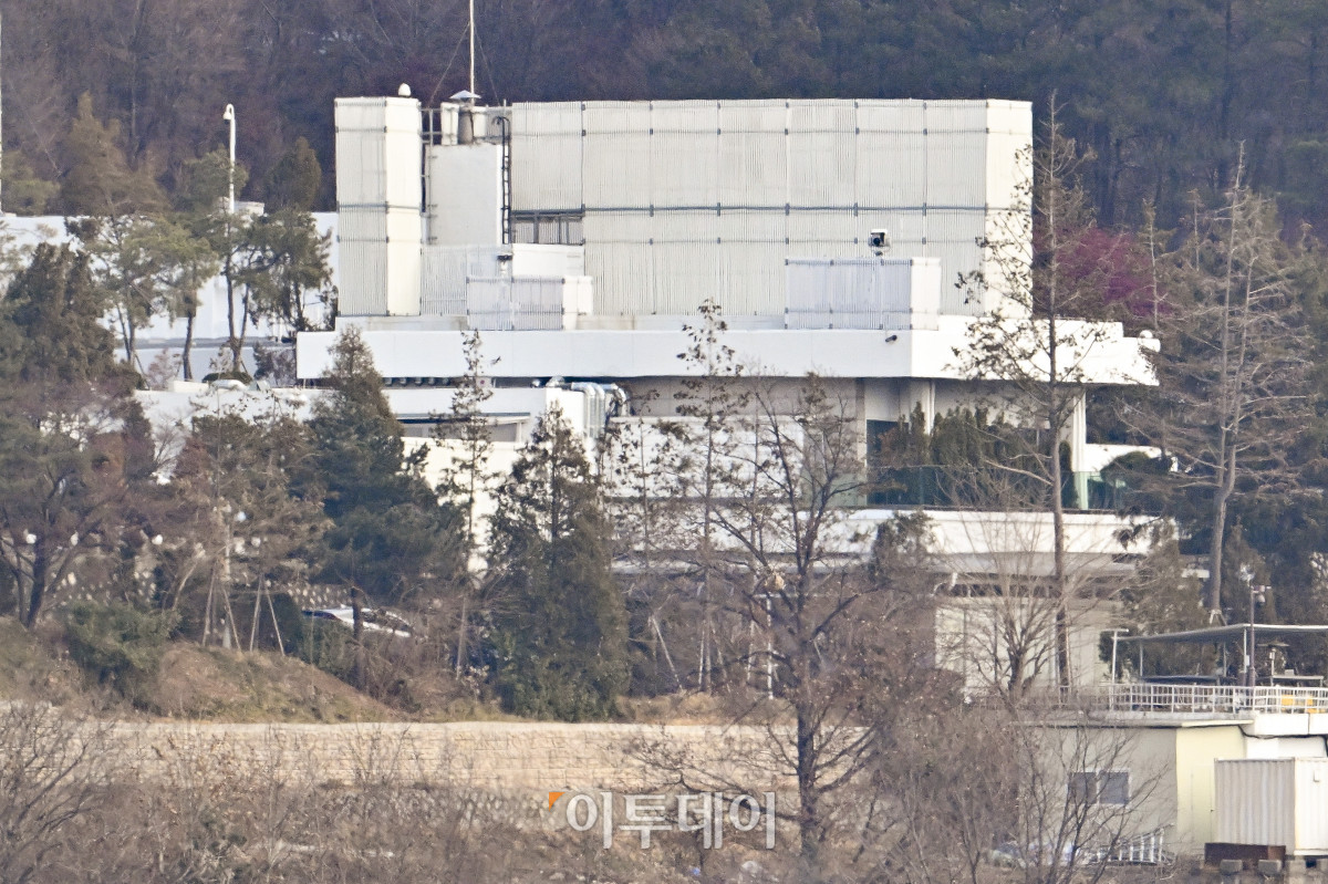 ▲법원이 12·3 비상계엄 선포 사태 관련 내란 우두머리(수괴) 혐의를 받는 윤석열 대통령에 대한 체포영장을 재발부한 가운데 8일 서울 용산구 한남동 대통령 관저가 적막한 모습을 보이고 있다. 조현호 기자 hyunho@