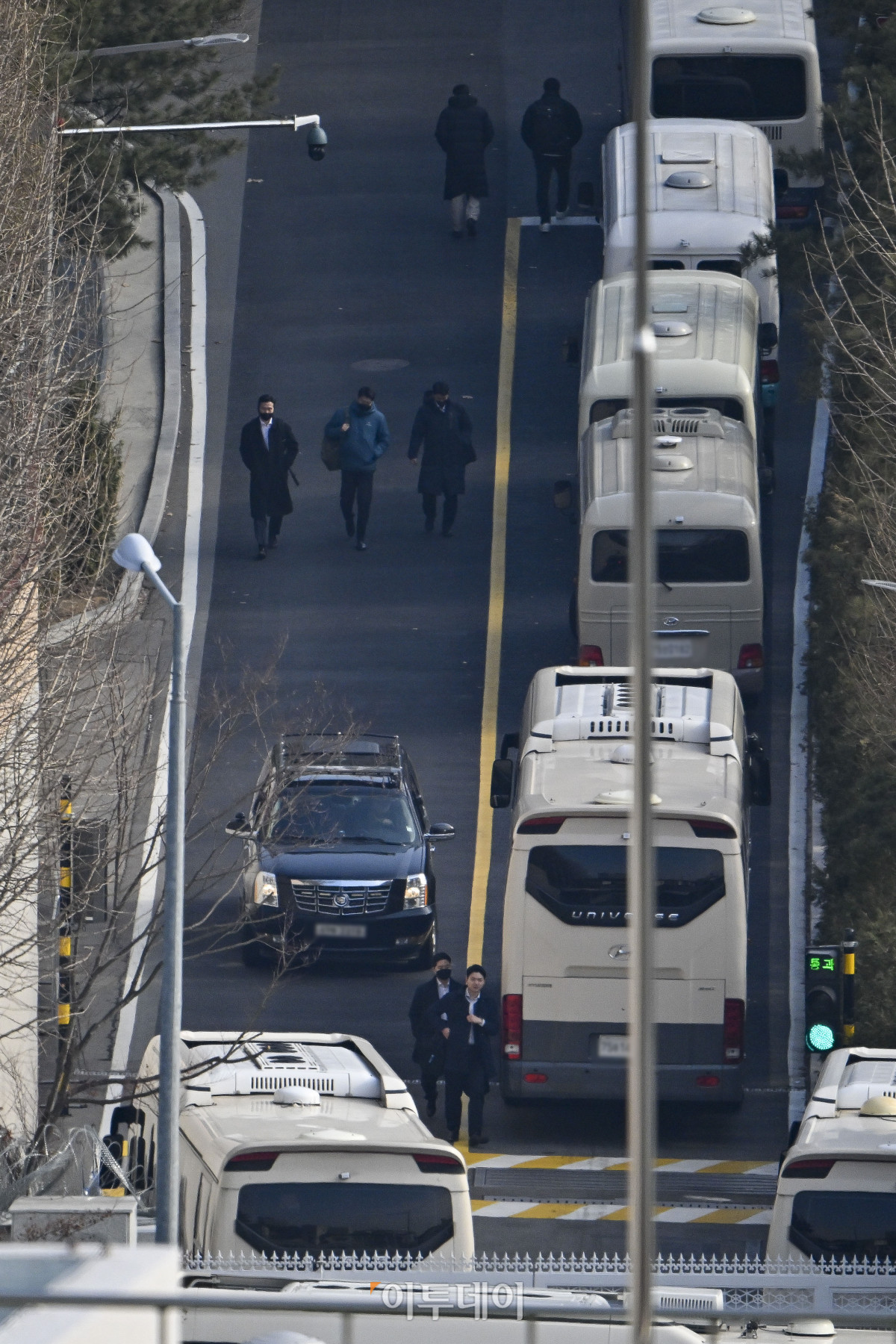 ▲법원이 12·3 비상계엄 선포 사태 관련 내란 우두머리(수괴) 혐의를 받는 윤석열 대통령에 대한 체포영장을 재발부한 가운데 8일 서울 용산구 한남동 대통령 관저 입구에 차벽이 설치돼 있다. 조현호 기자 hyunho@