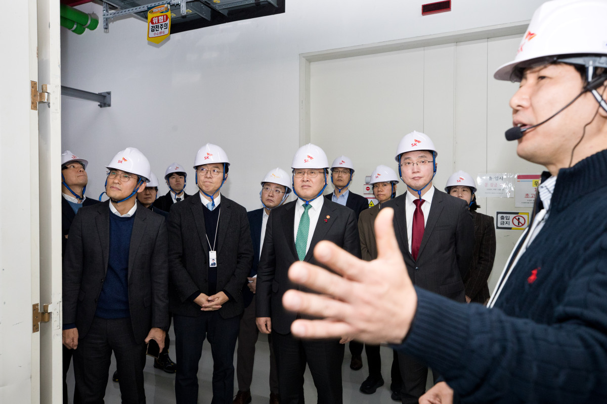 ▲유상임 과학기술정보통신부 장관이 8일 오전 경기도 성남시 분당구 SK C&C 판교 데이터센터를 방문해 전원공급 시설(배터리, UPS, 비상발전기)과 서버실, 시설관제종합상황실 등을 점검하고 있다. (사진제공=과학기술정보통신부)