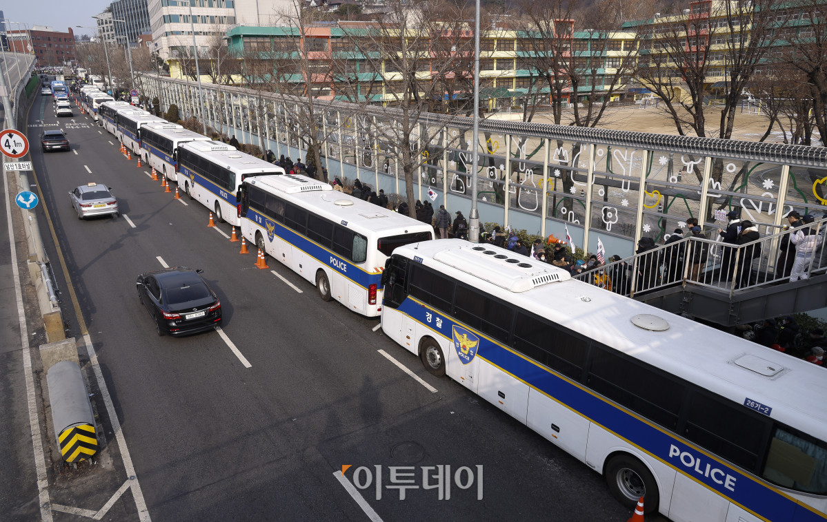 ▲법원이 12·3 비상계엄 선포 사태 관련 내란 우두머리(수괴) 혐의를 받는 윤석열 대통령에 대한 체포영장을 재발부한 가운데 8일 서울 용산구 한남동 대통령 관저 인근 차벽이 설치돼 있다. 조현호 기자 hyunho@