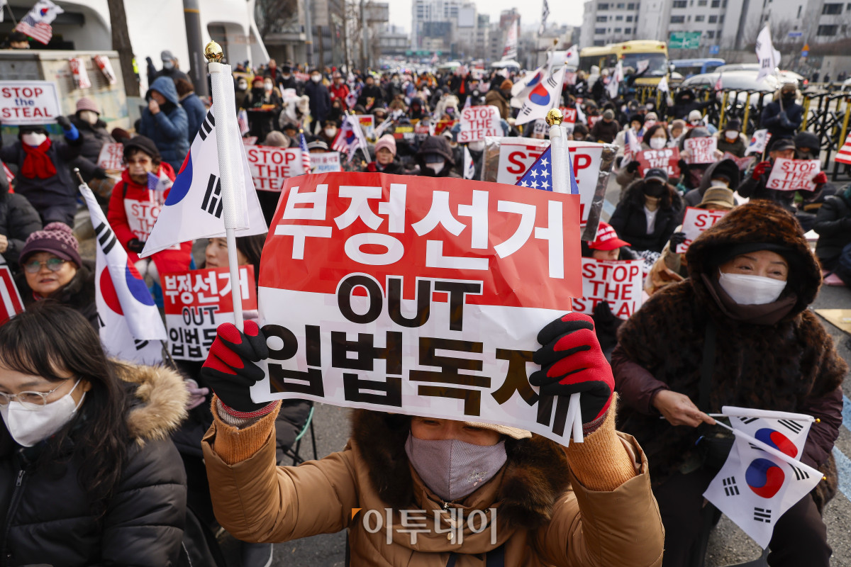 ▲법원이 12·3 비상계엄 선포 사태 관련 내란 우두머리(수괴) 혐의를 받는 윤석열 대통령에 대한 체포영장을 재발부한 가운데 8일 서울 용산구 한남동 대통령 관저 인근에서 윤 대통령을 지지하는 집회가 열리고 있다. 조현호 기자 hyunho@