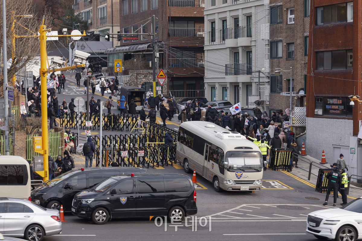 ▲법원이 12·3 비상계엄 선포 사태 관련 내란 우두머리(수괴) 혐의를 받는 윤석열 대통령에 대한 체포영장을 재발부한 가운데 8일 서울 용산구 한남동 대통령 관저 인근 통행로를 경찰이 통제하고 있다. 조현호 기자 hyunho@