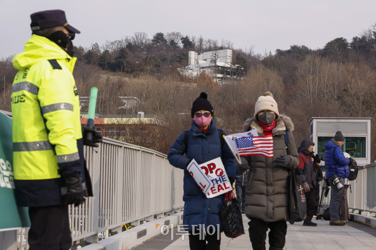 ▲법원이 12·3 비상계엄 선포 사태 관련 내란 우두머리(수괴) 혐의를 받는 윤석열 대통령에 대한 체포영장을 재발부한 가운데 8일 서울 용산구 한남동 대통령 관저 인근 통행로를 경찰이 통제하고 있다. 조현호 기자 hyunho@