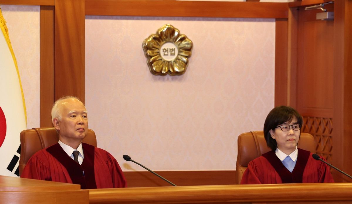 ▲정형식(왼쪽), 이미선 헌법재판관 주재로 지난 3일 오후 서울 종로구 헌법재판소에서 윤석열 대통령 탄핵심판 2회 변론준비기일에 참석한 모습 (연합뉴스)