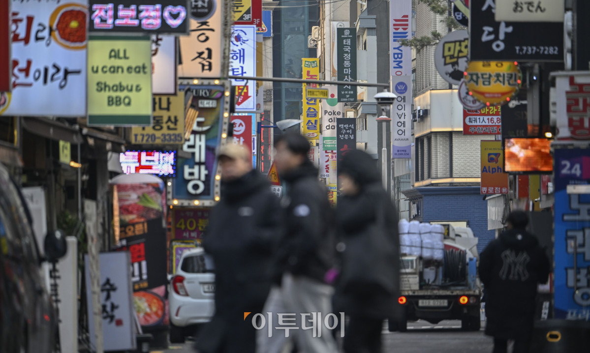 ▲정부와 당정이 27일을 임시 공휴일로 지정한 8일 서울 시내 한 식당가에서 시민들이 발걸음을 옮기고 있다. 정부와 국민의힘은 이날 고위 당정 협의회에서 내수 경기 진작과 관광 활성화 등을 위해 27일을 임시공휴일로 지정했다. 27이리 임시공휴일로 확정되면서 주말인 25일부터 30일까지 모두 엿새간 내리 쉴 수 있게 됐다. 조현호 기자 hyunho@