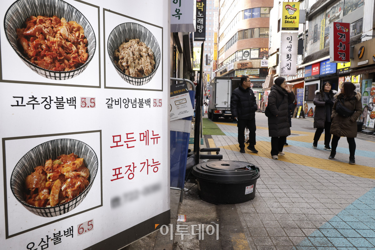 ▲정부와 당정이 27일을 임시 공휴일로 지정한 8일 서울 시내 한 식당가에서 시민들이 발걸음을 옮기고 있다. 정부와 국민의힘은 이날 고위 당정 협의회에서 내수 경기 진작과 관광 활성화 등을 위해 27일을 임시공휴일로 지정했다. 27이리 임시공휴일로 확정되면서 주말인 25일부터 30일까지 모두 엿새간 내리 쉴 수 있게 됐다. 조현호 기자 hyunho@